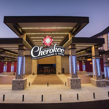 Cherokee Casino Hotel Roland Exteriör bild