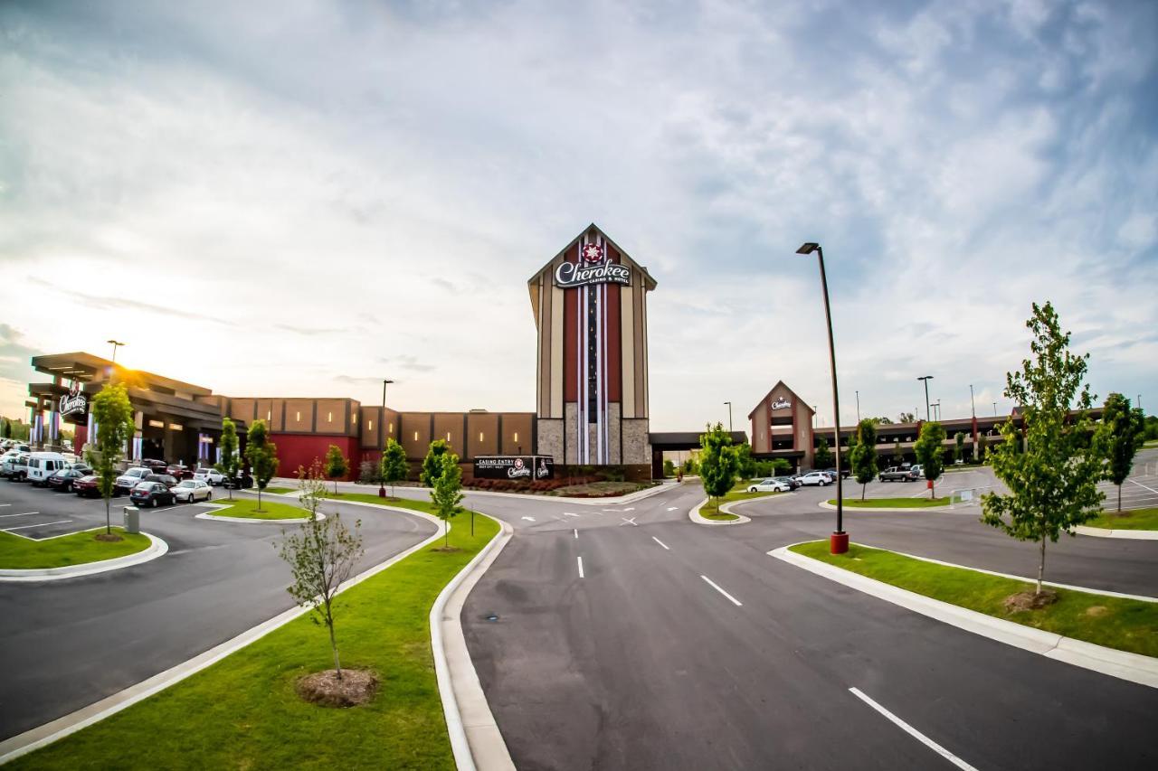 Cherokee Casino Hotel Roland Exteriör bild