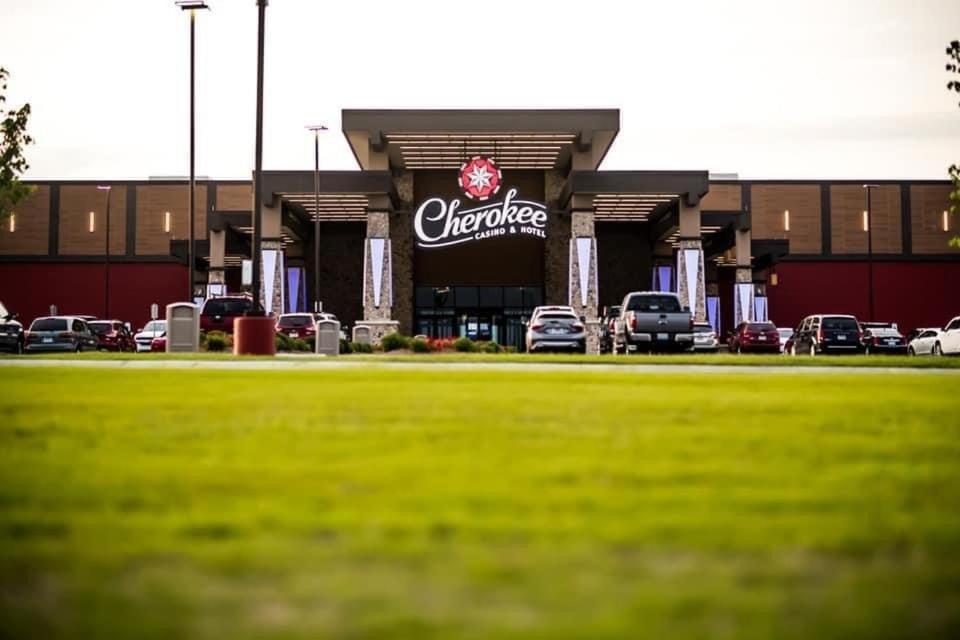 Cherokee Casino Hotel Roland Exteriör bild