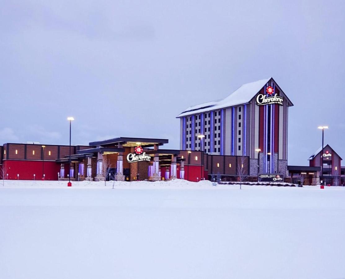 Cherokee Casino Hotel Roland Exteriör bild