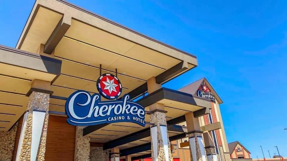 Cherokee Casino Hotel Roland Exteriör bild
