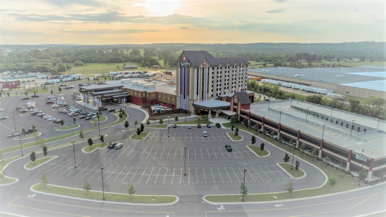 Cherokee Casino Hotel Roland Exteriör bild